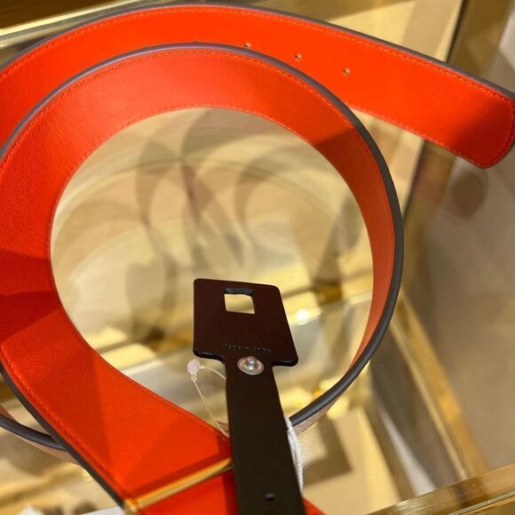 Tory Burch Reversible Britten Logo Belt 11/2 Inch, Classic Tan / Poppy Red - Picture 4 of 4